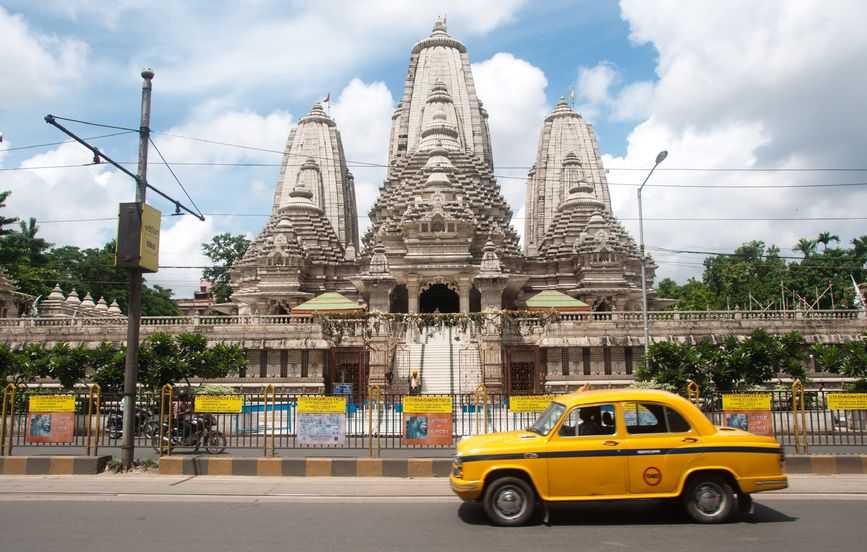 12640916 - view of birla mandir and a taxi passing by in calcutta, india
